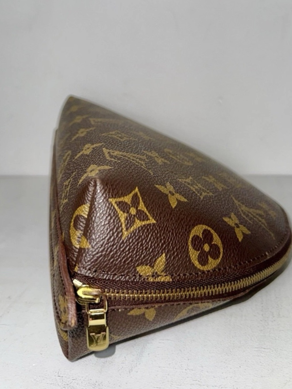 Authentic Louis Vuitton Monogram Ronde Large Cosmetics Pouch - Picture 8 of 12